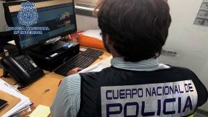 Policía Nacional en funciones de vigilancia informática.