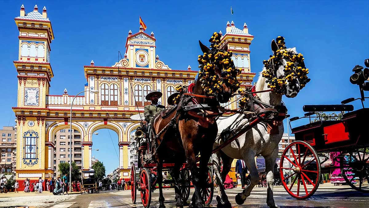 Portada de la Feria de Sevilla y coche de caballos.