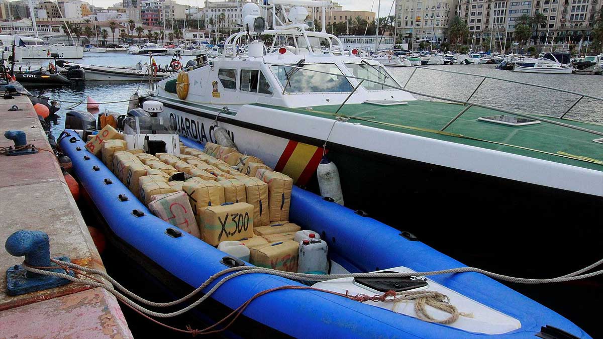 Narcoclancha amarrada a puerto y detenida por la Guardia Civil.