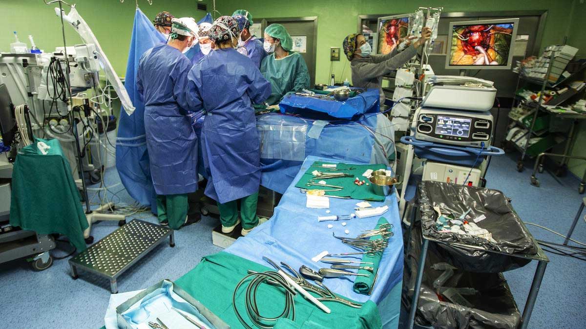 Médicos en plena operación.
