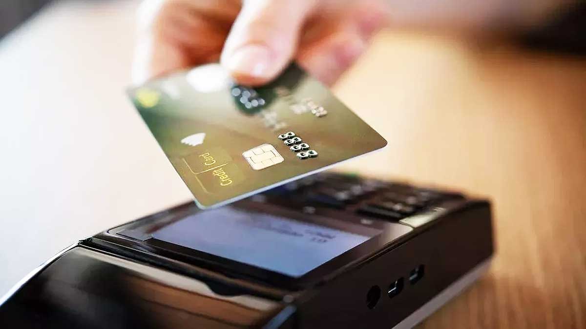 Usuario pagando una compra con su tarjeta.