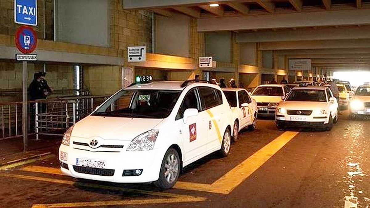 Taxis en el aeropuerto de Sevilla.