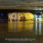 Calles anegadas y coches flotando, Sevilla colapsa por la falta de limpieza en los tragaderos