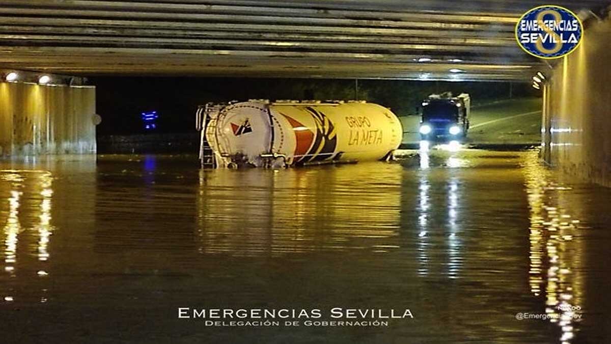 Camión inmovilizado por el agua en una carretera.