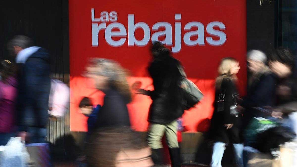 Escaparate con cartel de rebajas.