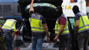 Policía en plena redada.