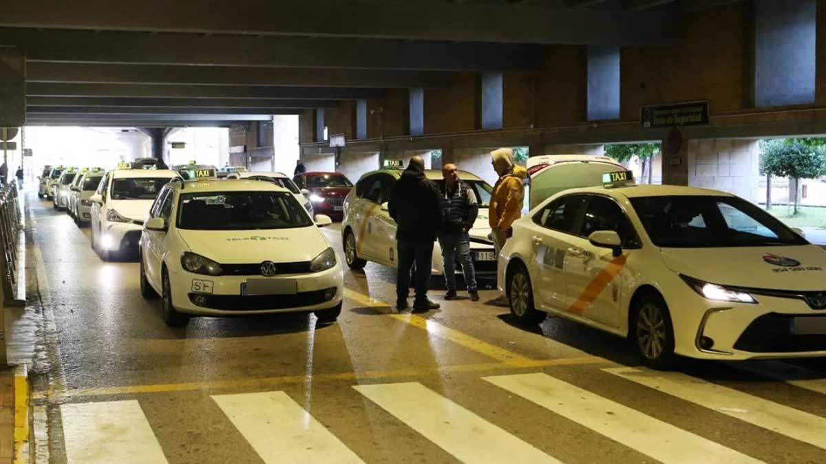 Taxis en la parada del aeropuerto de Sevilla.