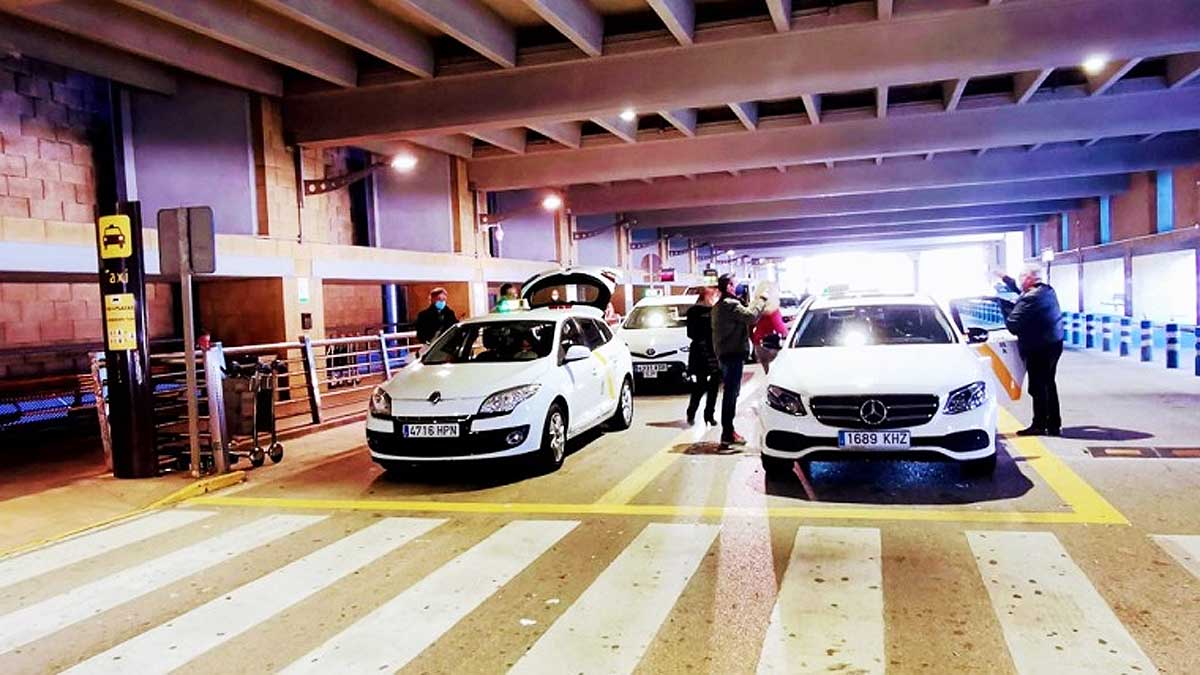 Parada de taxis en aeropuerto de Sevilla.