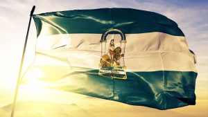 Bandera andaluza ondeando al viento.