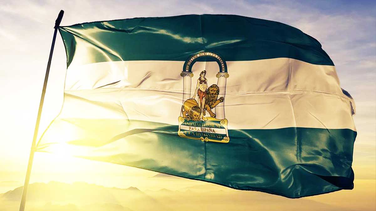 Bandera andaluza ondeando al viento.