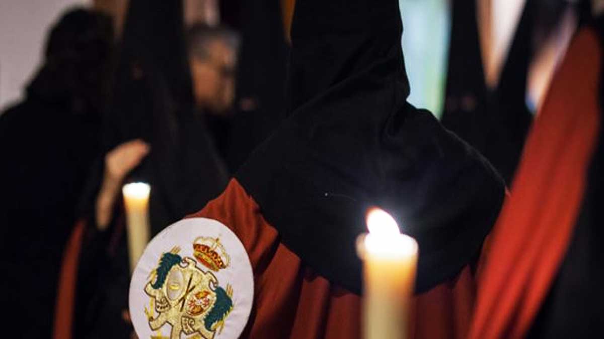Hermanos nazarenos de Los Panaderos.