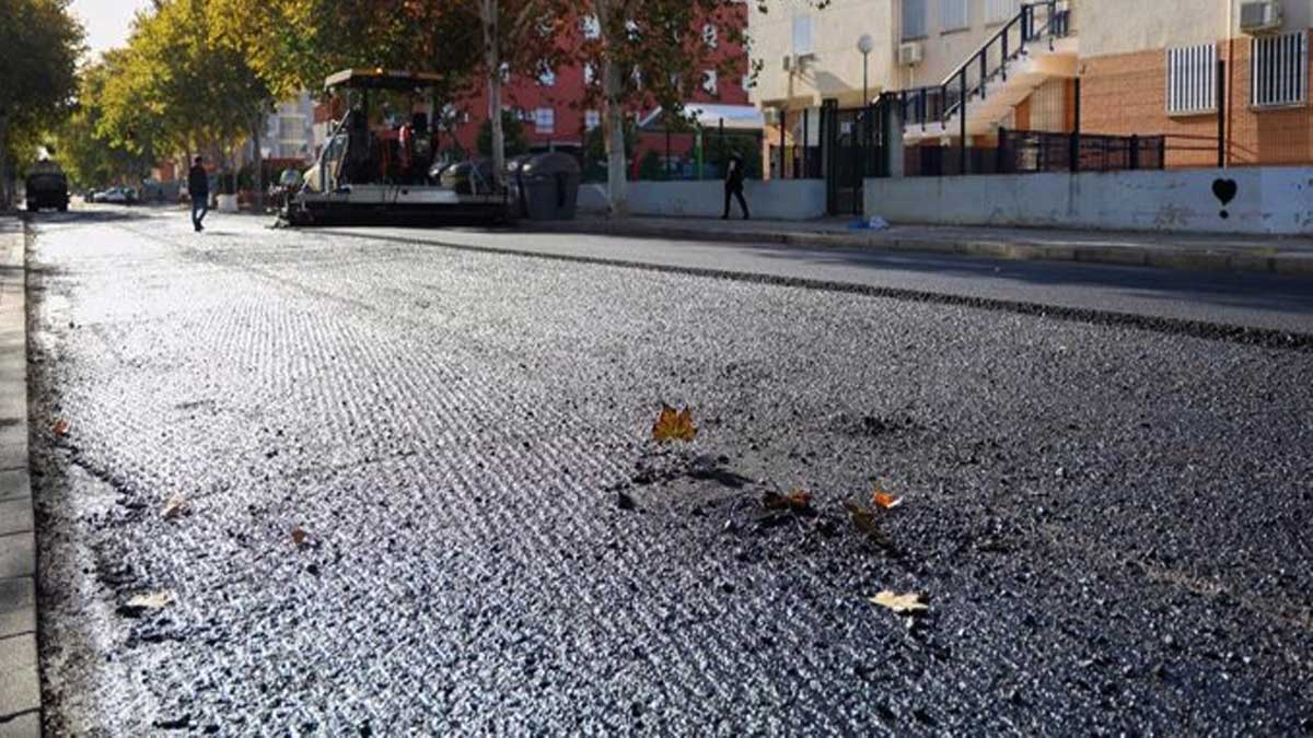 Obras de reasfaltado en el barrio de Sevilla-Este.