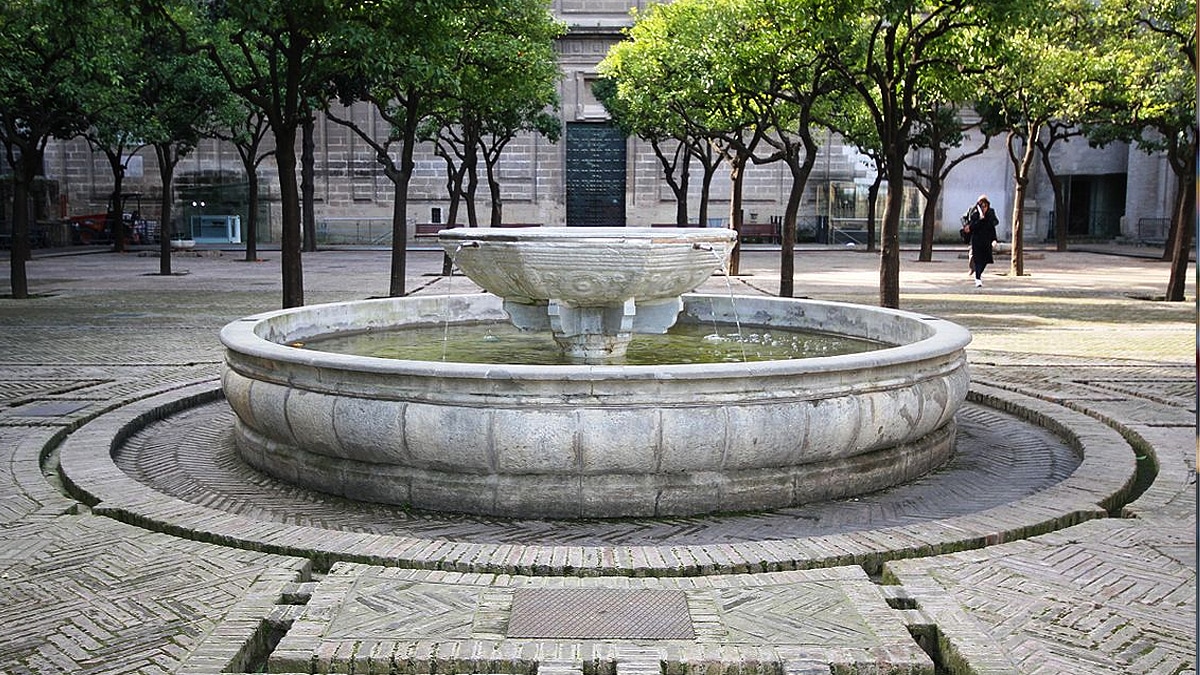 Taza de la fuente del Patio de los Naranjos.