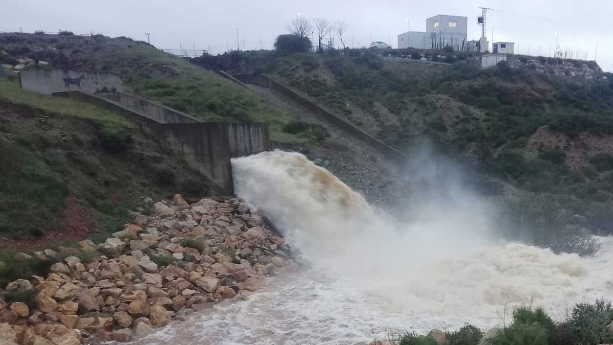 Desembalse de agua en el Agrio.