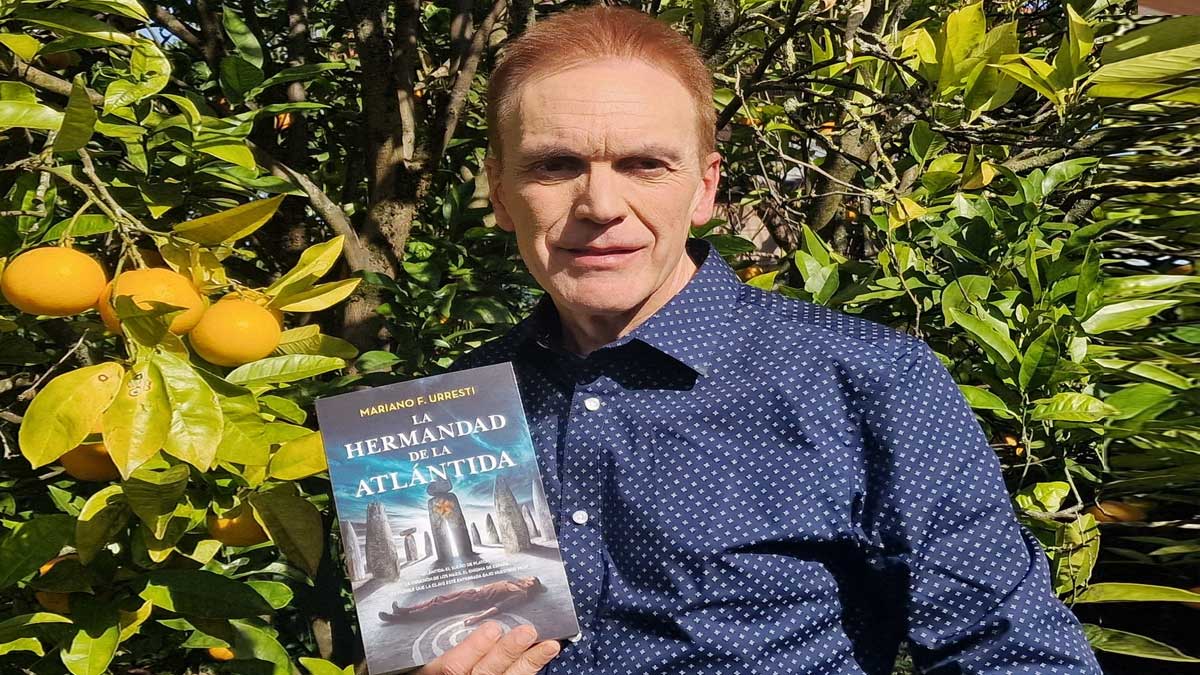 El autor junto al libro "La Hermandad de la Atlántida".