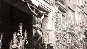 Imagen de Cristo de las Almas saliendo de la calle Jesús de Gran Poder.