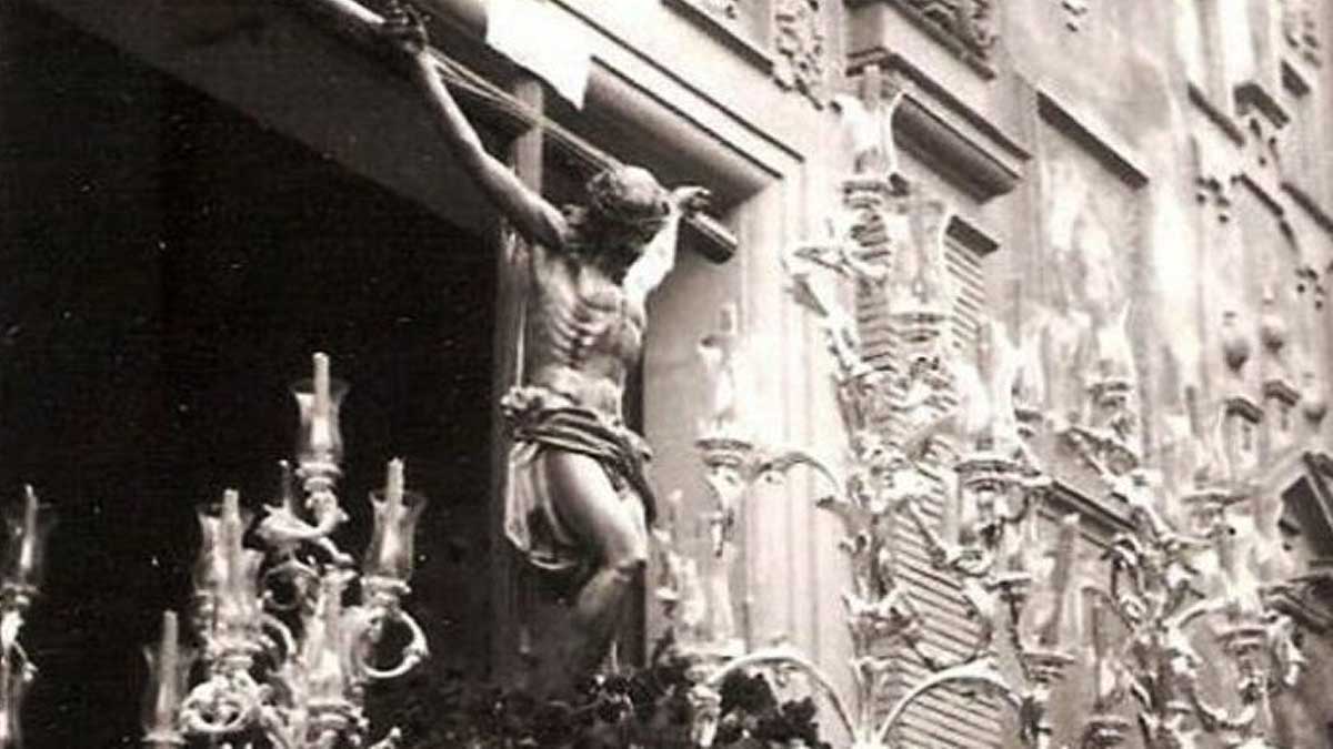 Imagen de Cristo de las Almas saliendo de la calle Jesús de Gran Poder.