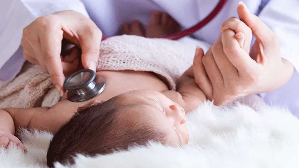 Pediatra y niño.