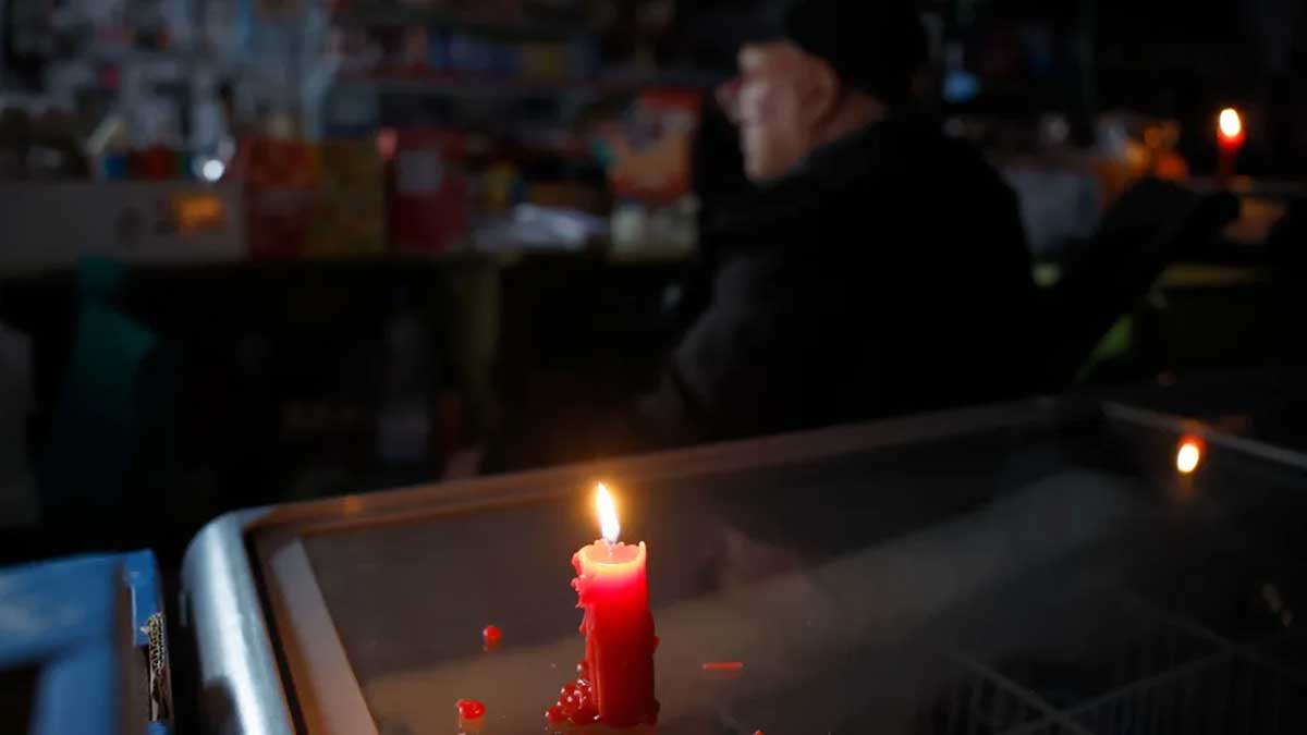 Vela iluminando una estancia tras el apagón.