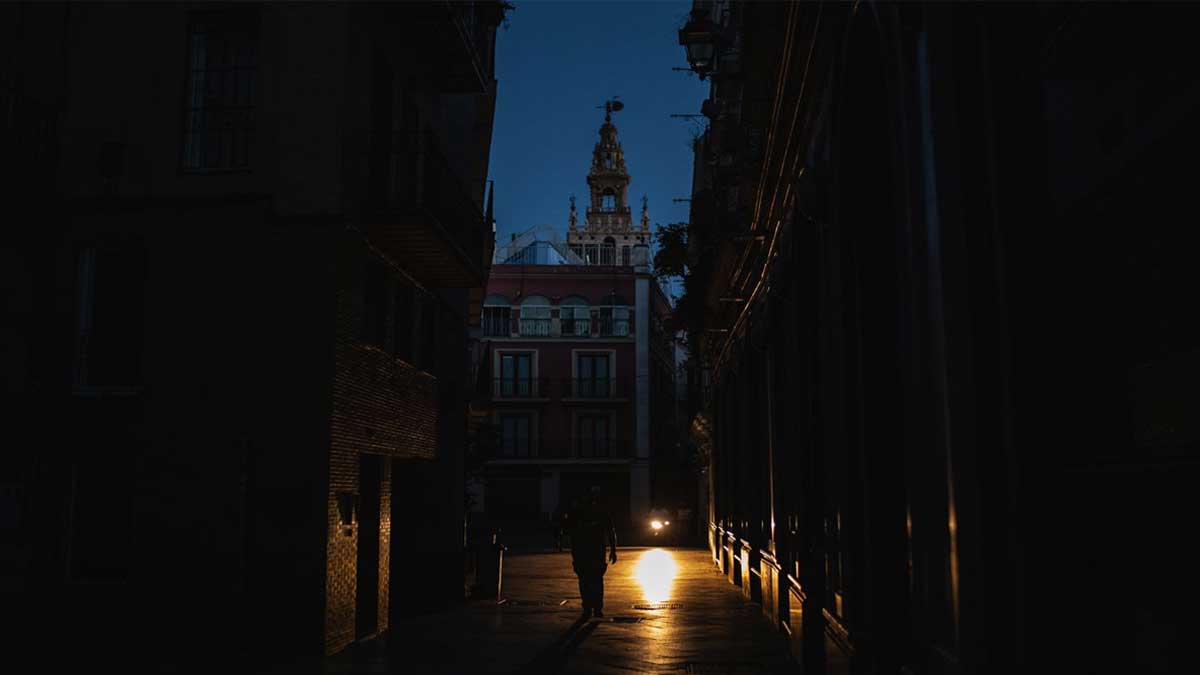 Giralda al fondo y una luz alumbrando la calle en pleno apagón.