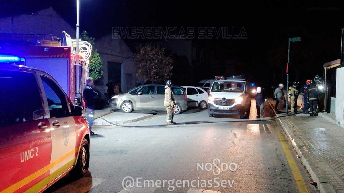 Coches de emergencias tratando de dar luz en una zona de Sevilla.