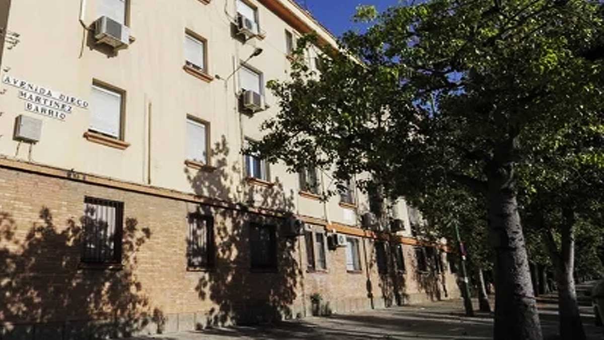 Avenida Diego Martínez Barrios, edificio de la misma, en dos tonos de colores, sobre él pesa la orden de desahucio.