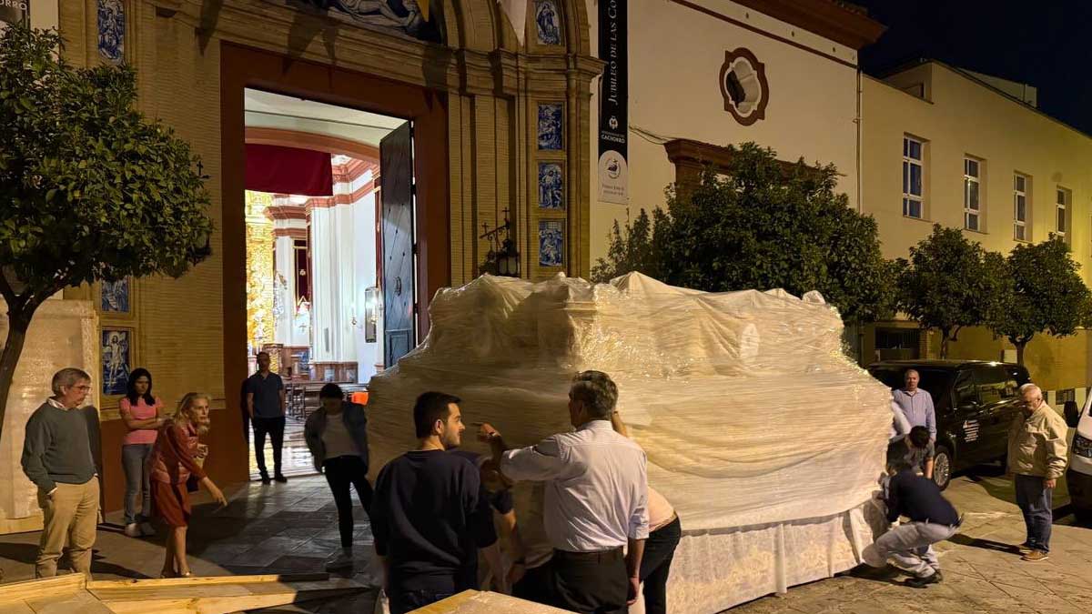 Canastilla del paso del Cristo del Cachorro junto a la entrada de su iglesia.
