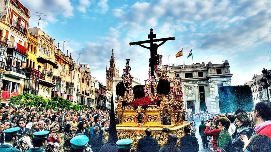 Crucificado por los palcos de Plaza de San Francisco.