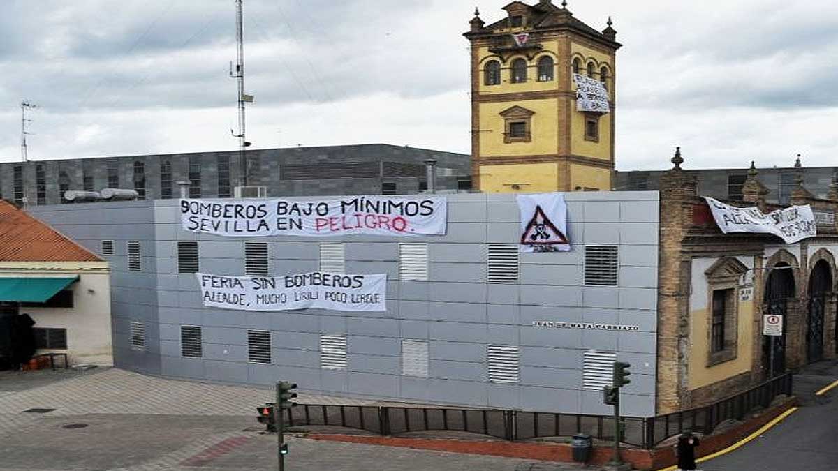 Pancartas en el parque de bomberos de San Bernardo.