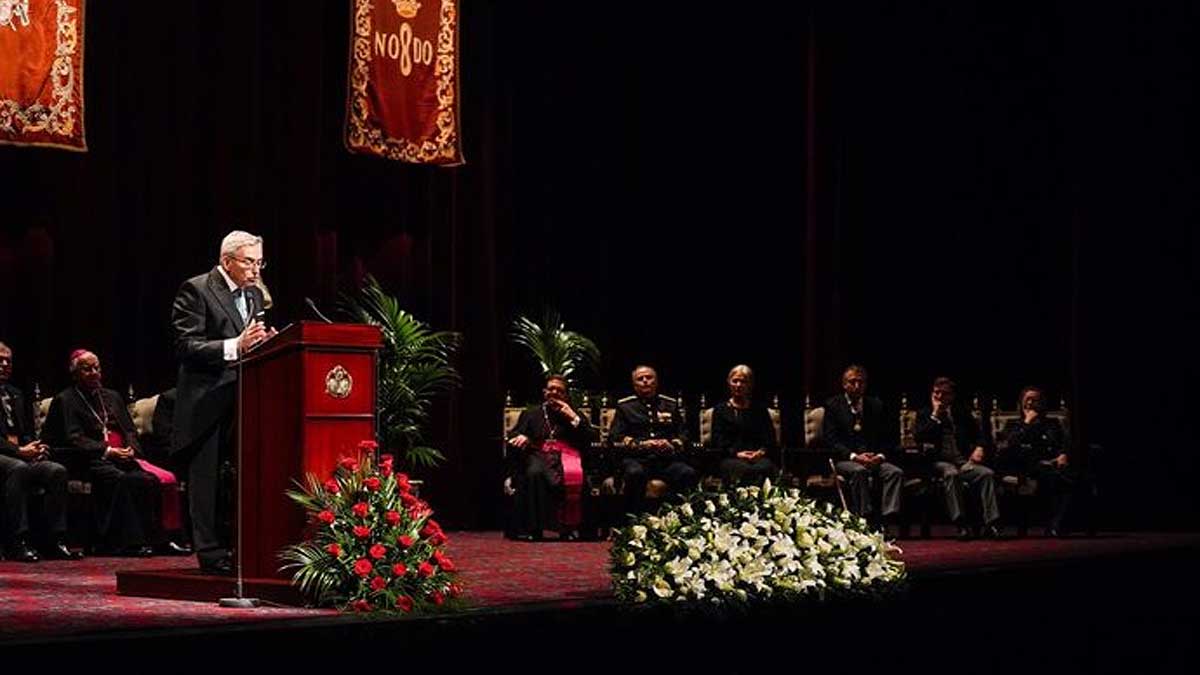 Momento del pregón de José Joaquín León.