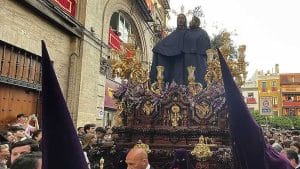 Señor de La Redención bajo la lluvia.