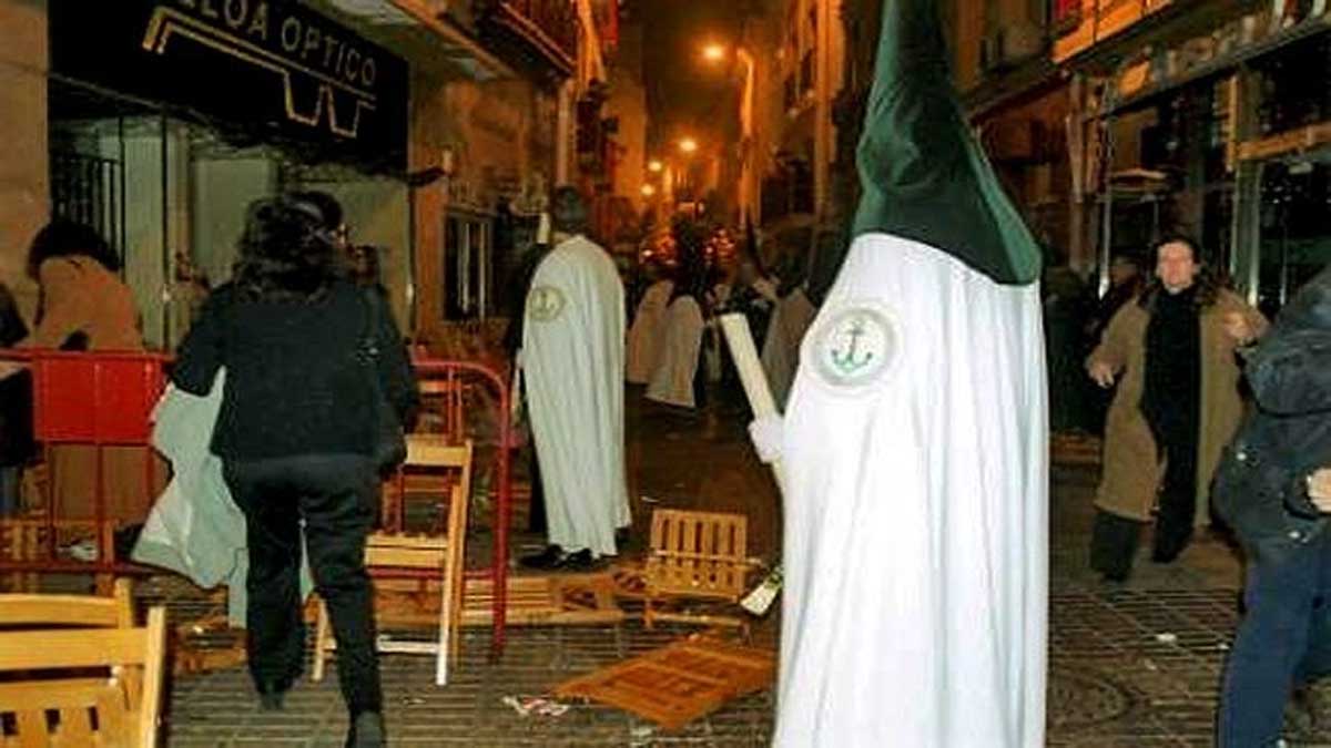 Paso por calle Sierpes del Señor de las Tres Caídas.