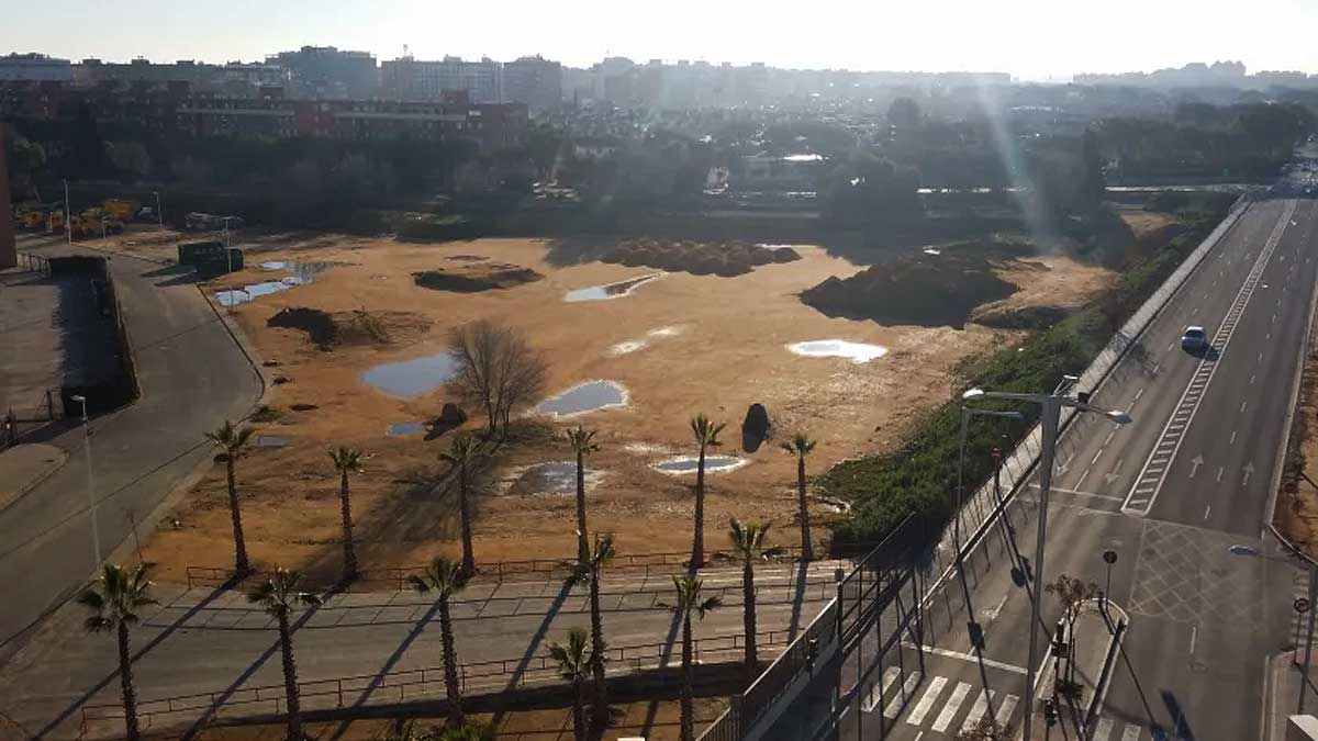 Espacio libre de suelo junto a Fibes.