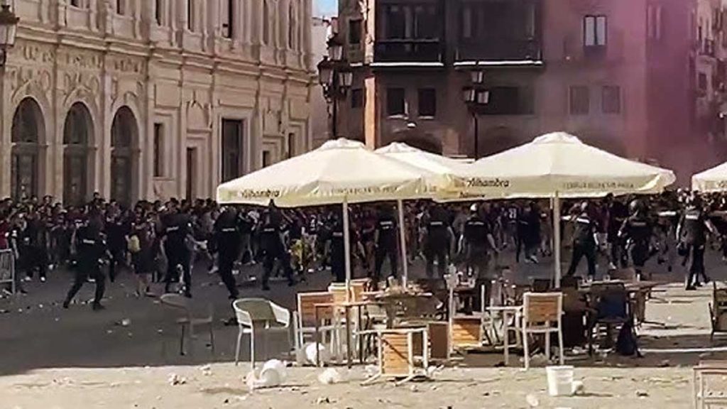 Policías nacionales cargan contra la afición del FC. Barcelona que estaba provocando destrozos en la Plaza de San Francisco.