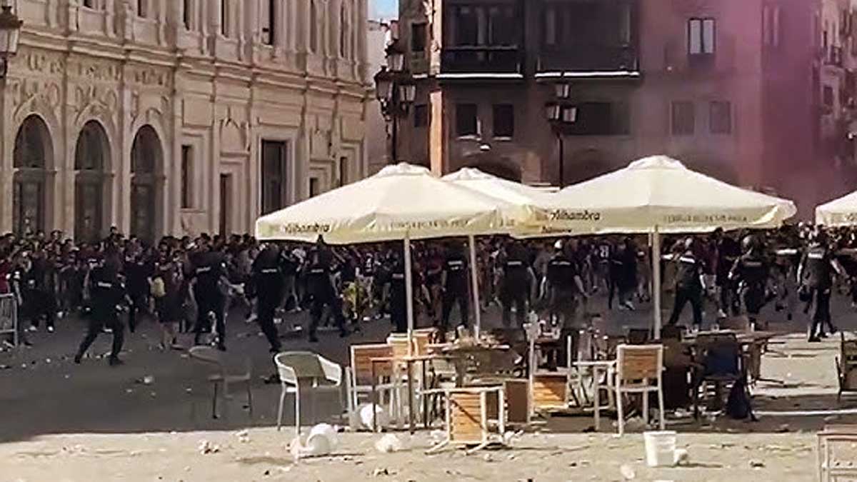 Policías nacionales cargan contra la afición del FC. Barcelona que estaba provocando destrozos en la Plaza de San Francisco.