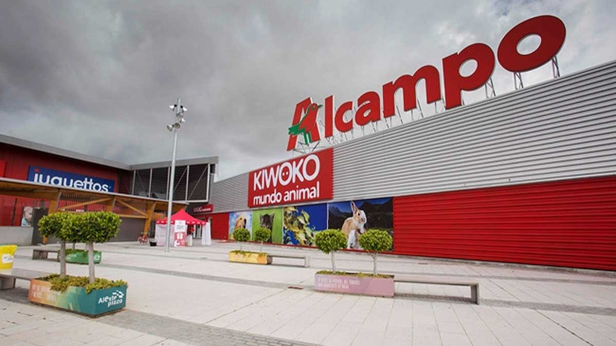 Fachada de Alcampo ubicado en Sevilla-Este, predominan tonos grises y rojos.