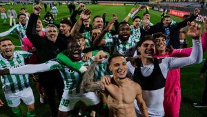 Los jugadores del Betis en plena explosión de júbilo en el césped de Florencia.