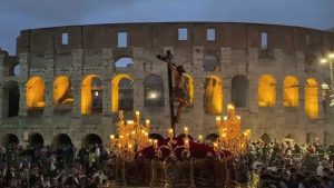 Paso del Cachorro en Roma destacando sus dorados y, al fondo, el Coliseo con las luces encendidas.