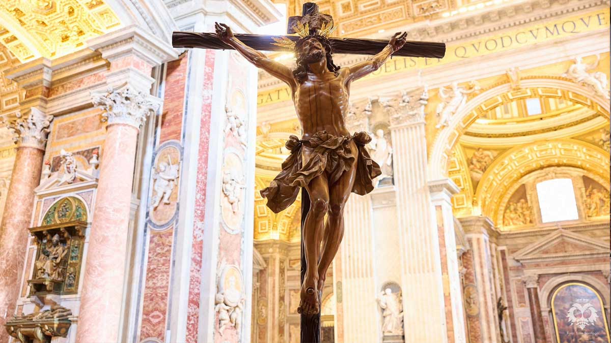 Cristo del Cachorro crucificado en la capilla de la Basílica de San Pedro, destacan los colores ocres y dorados.