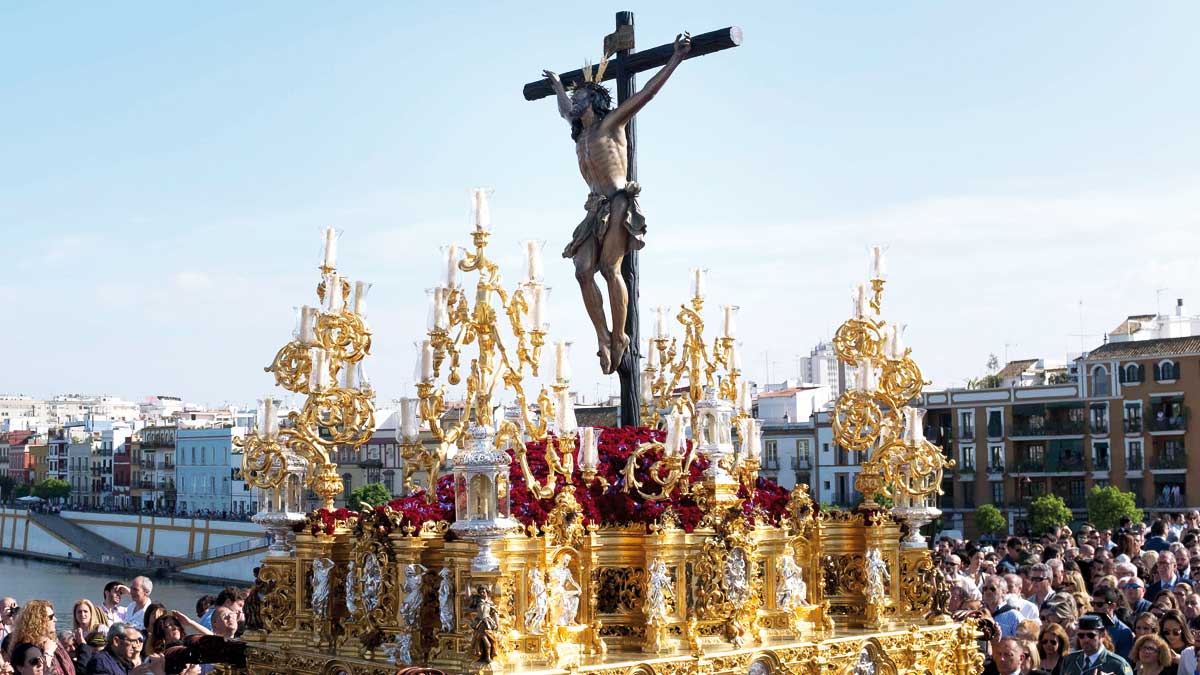 El Cachorro por el puente de Triana entre la multitud.