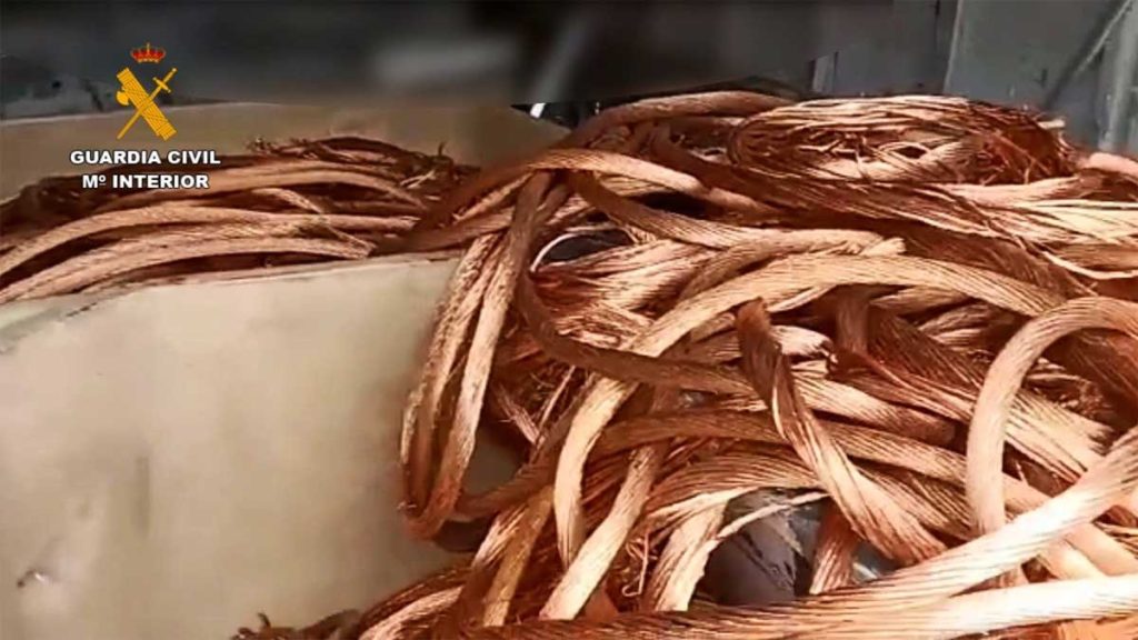 Imagen de metros de cable robado recuperado por la Guardia Civil.