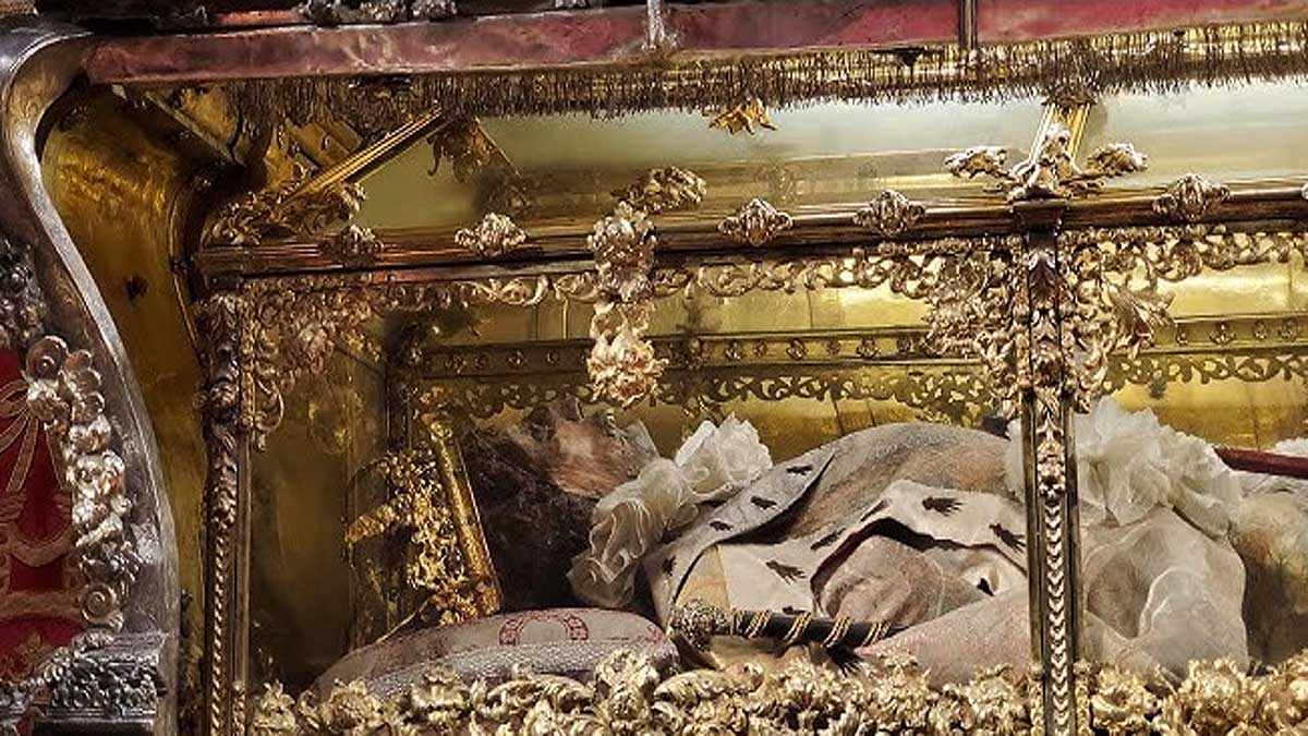 Cuerpo incorrupto de San Fernando en su urna de plata.