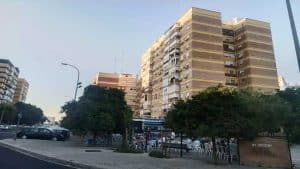 Coches estacionados en una calle de la barriada de El Juncal.