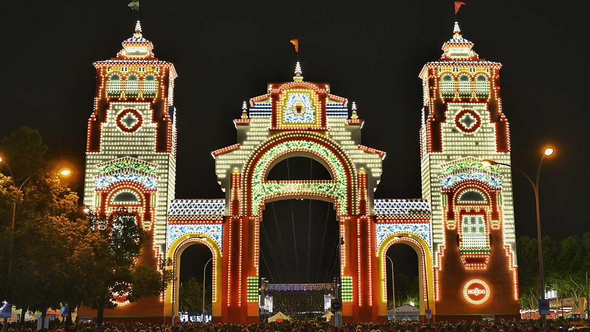 Arco de la Feria con todas las bombillas encendidas. Año 2025.