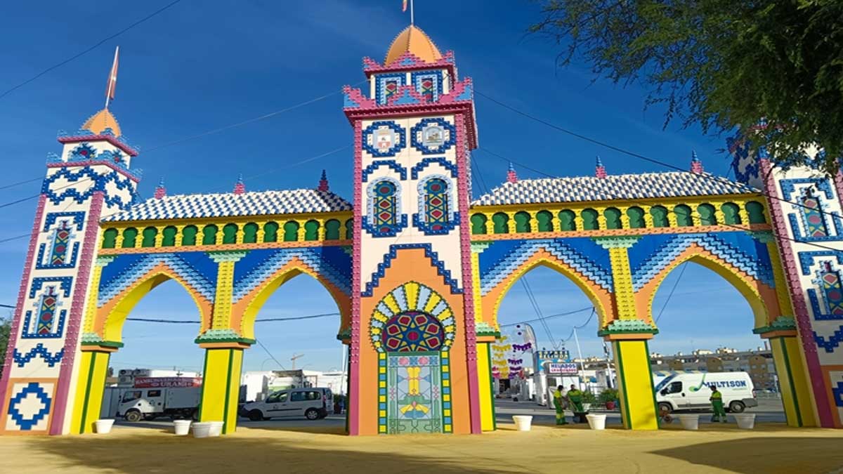 Arco colorista de la Feria de Dos Hermanas con tonos azules y amarillos,