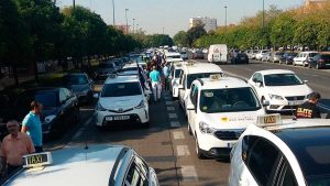Taxistas y taxis en una huelga del sector en Sevilla.