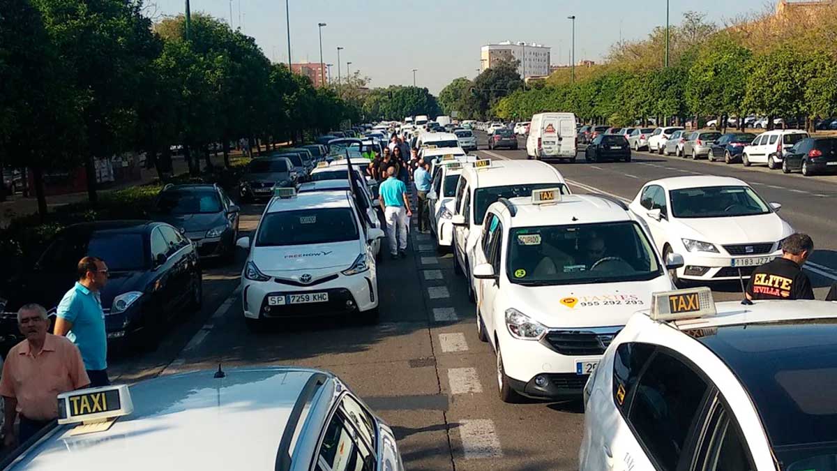 Taxistas y taxis en una huelga del sector en Sevilla.