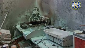 Diferentes enseres de la cocina de la caseta de la feria quemados tras sofocar el incendio.