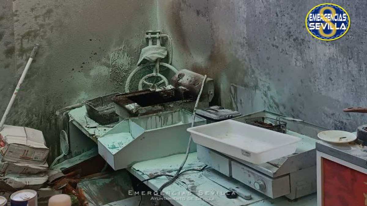 Diferentes enseres de la cocina de la caseta de la feria quemados tras sofocar el incendio.