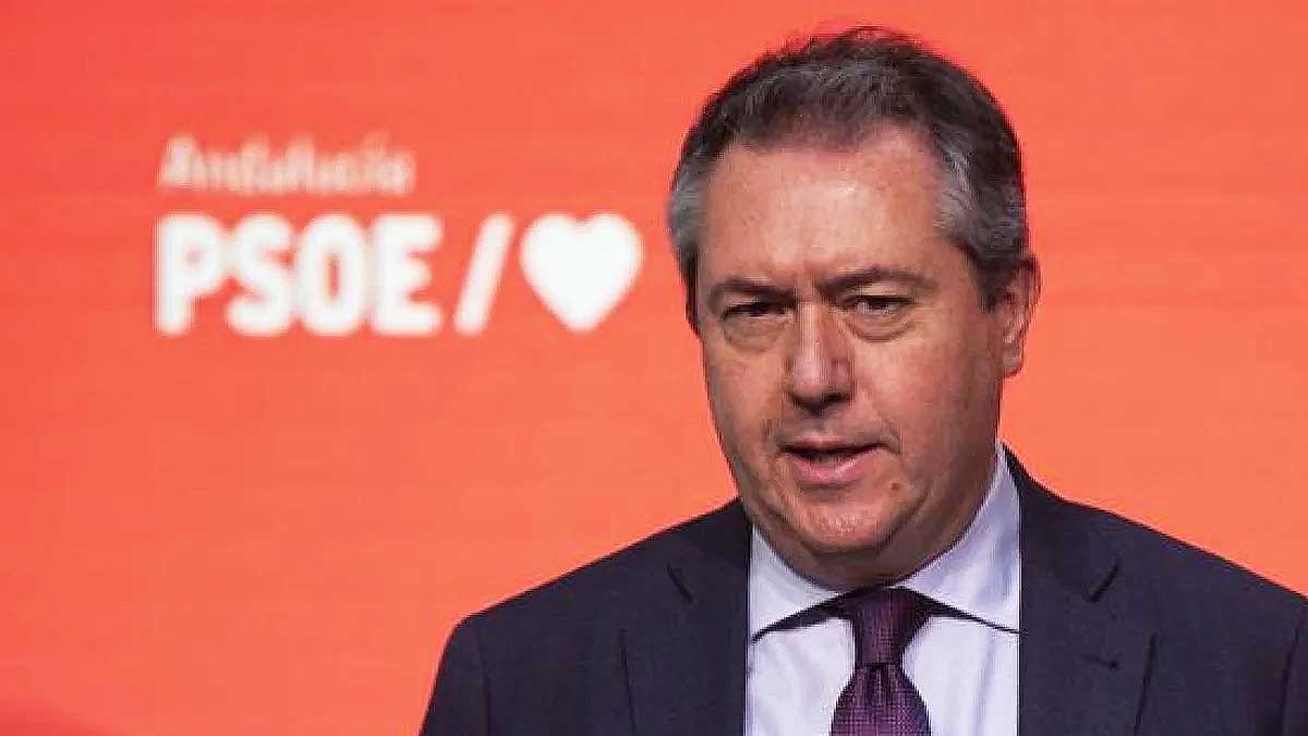 Imagen de Juan Espadas con fondo rojo y letras en blanco del PSOE.